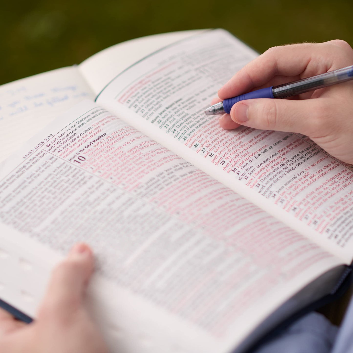 KJV Holy Bible, Standard Size Faux Leather Red Letter Edition - Thumb Index & Ribbon Marker, King James Version, Pink Floral Zipper Closure
