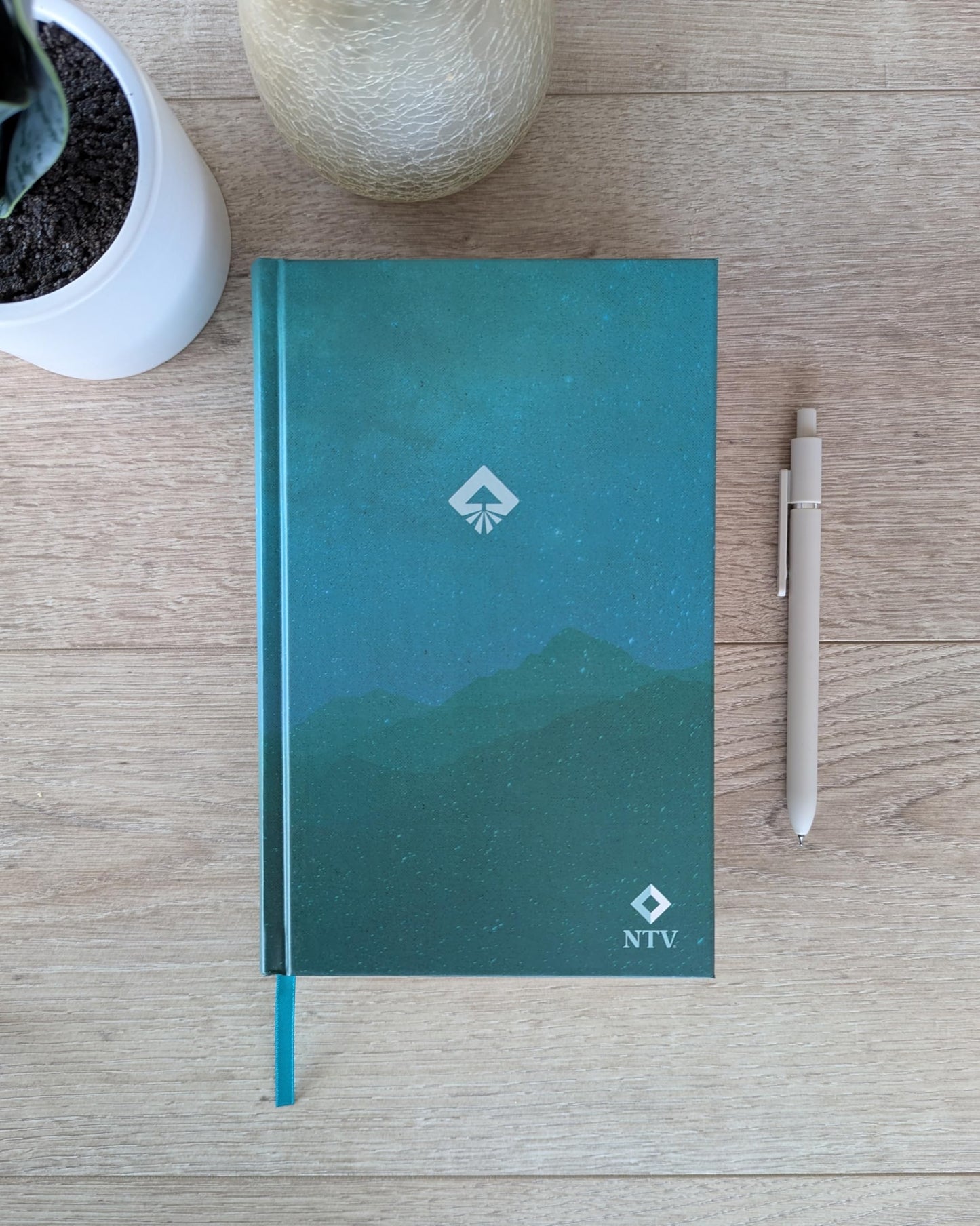Biblia de Estudio del Diario Vivir Para Jóvenes Ntv Con Filament (Tapa Dura, Verde, Letra Roja)