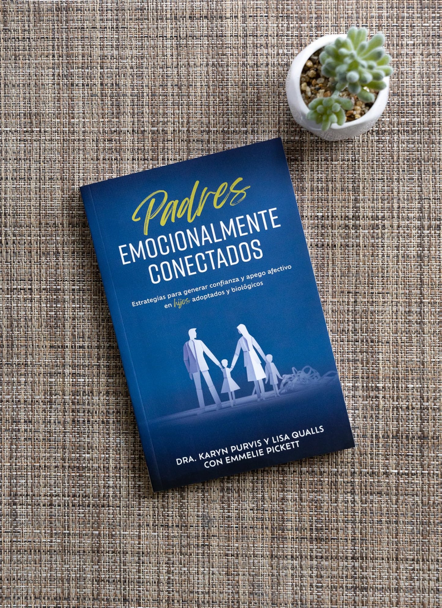 Padres emocionalmente conectados: Estrategias Para Generar Confianza Y Apego Afectivo En Hijos Adoptados Y Biológicos