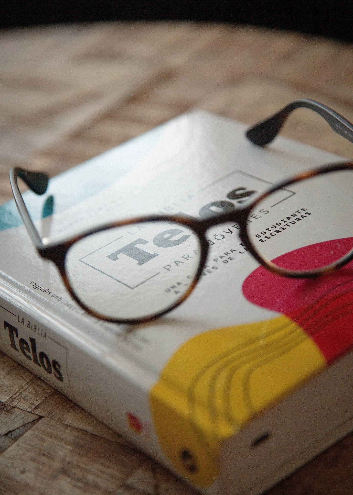 NVI, La Biblia Telos para Jóvenes, Revisión 2022, Tapa dura, Interior a dos colores, Comfort Print: Una guía para el estudiante a través de las Escrituras
