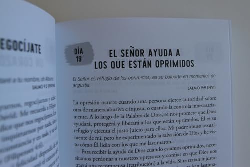 Devocionales Diarios de Los Salmos: 365 Reflexiones Para Todos Los Días / Daily D Evotions from Psalms: 365 Daily Inspirations