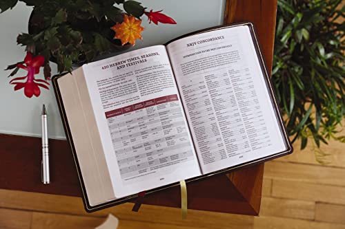 NKJV, Thompson Chain-Reference Bible, Genuine Leather, Calfskin, Burgundy, Red Letter, Comfort Print