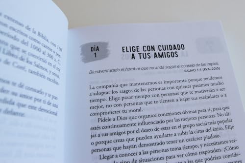 Devocionales Diarios de Los Salmos: 365 Reflexiones Para Todos Los Días / Daily D Evotions from Psalms: 365 Daily Inspirations