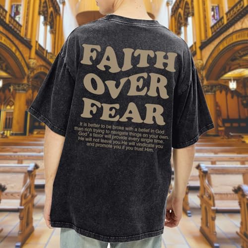 ▶ Camisas cristianas para hombres con fe sobre el miedo, camisa de gran tamaño, playera de lavado ácido, playera religiosa con versículo bíblico, Negro -, Large