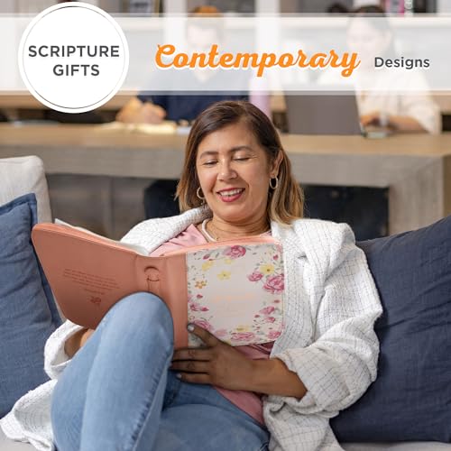 Christian Art Gifts Cubierta de la Biblia de moda para mujer He Works All Things for Good Romans 8:28, piel sintética floral melocotón, talla M