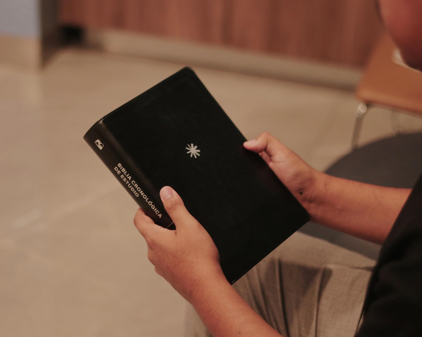 NBLA, Biblia Cronológica de Estudio, Interior a cuatro colores, Leathersoft, Negro, Comfort Print