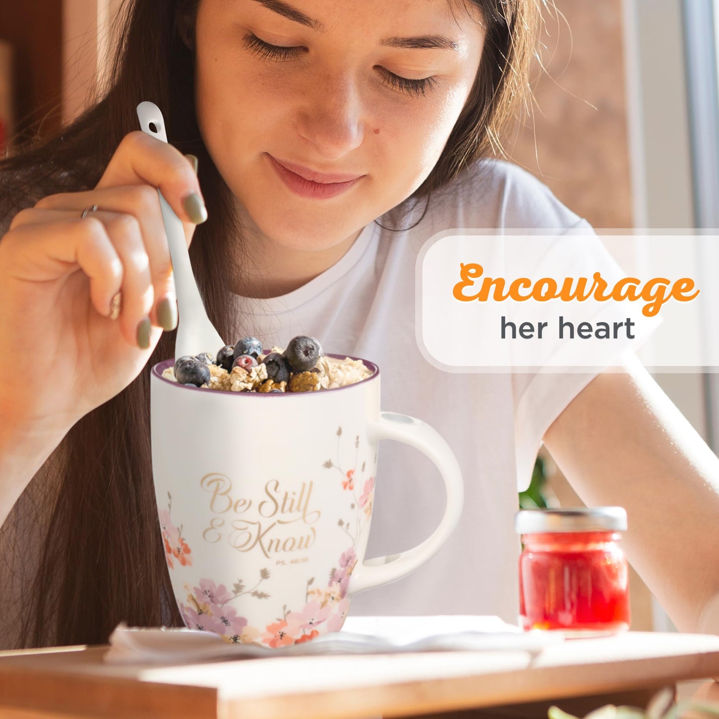 ▶ Taza de café y té con cuchara de cerámica para mujer: Be Still and Know - Salmo 46:10 mensaje inspirador de versículo bíblico para bebidas calientes y frías, flores moradas/blancas, 12 onzas