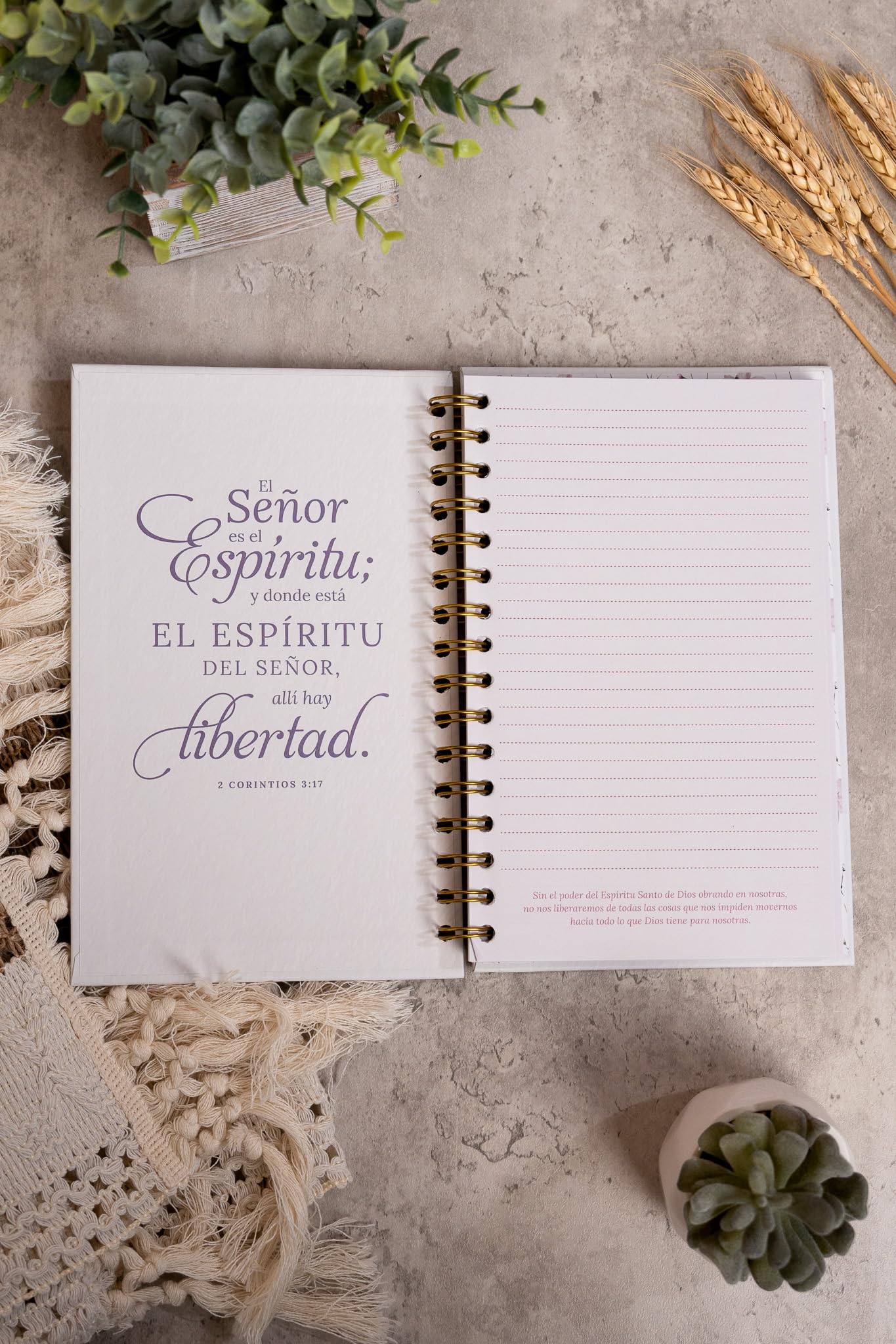 Libreta «El poder de la mujer que ora: Una vida rendida al Espíritu» (Spanish Edition)