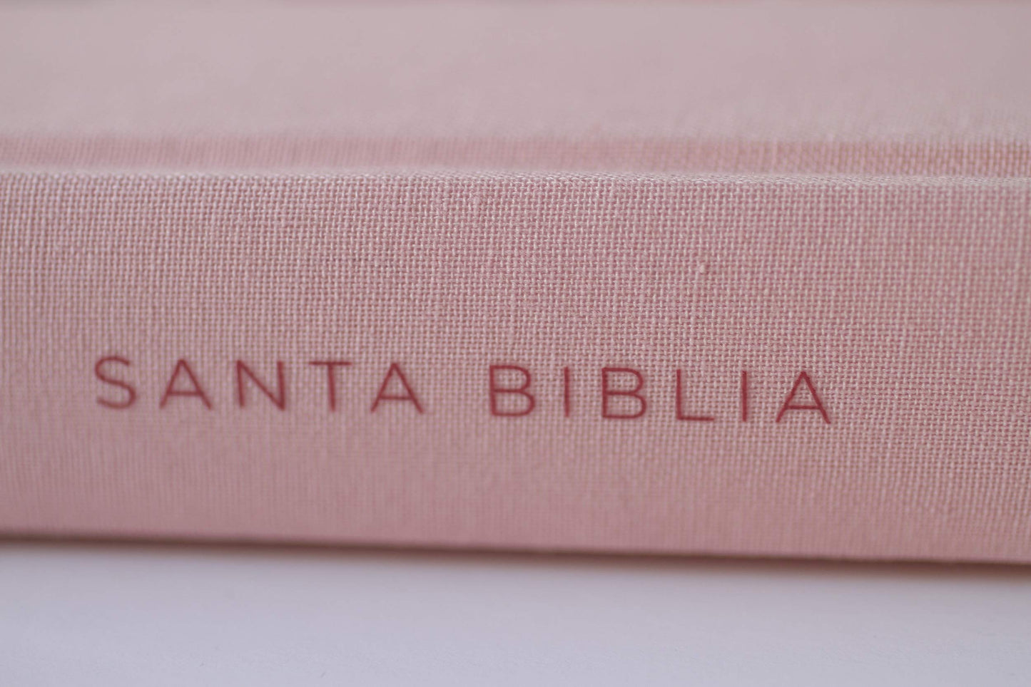 Biblia Reina Valera 1960 letra grande. Tapa Dura, Tela rosada con flores, tamaño manual