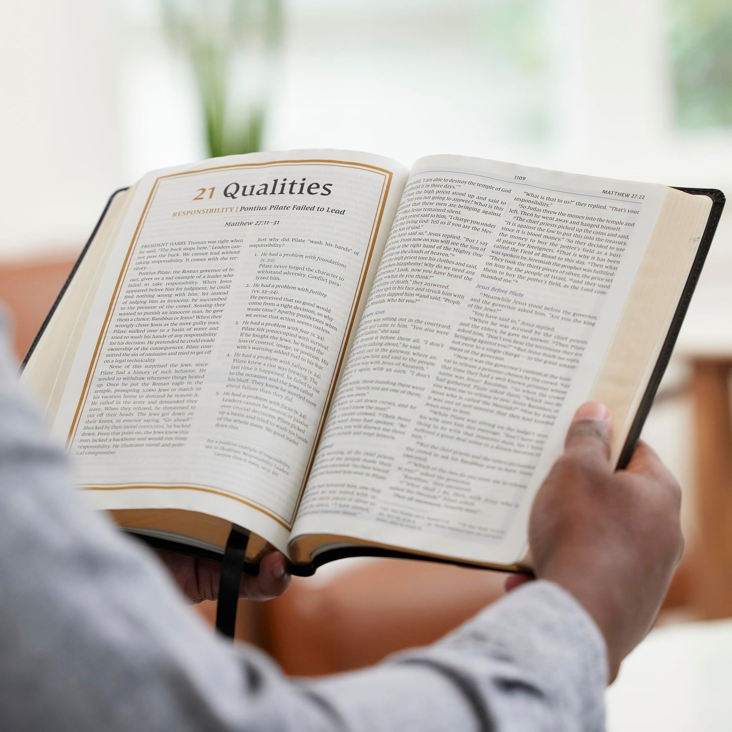 NIV, Maxwell Leadership Bible, 3rd Edition, Premium Bonded Leather, Burgundy, Comfort Print: Holy Bible, New International Version