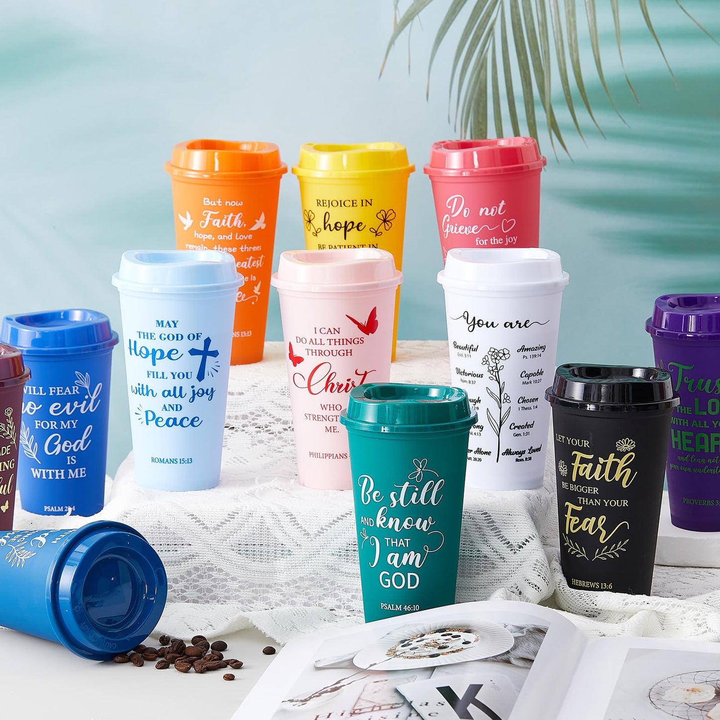 ▶  Tazas de Café Cristianas Vaso de Café de Plástico de Versículos Bíblicos con Tapas 16 oz Tazas Reutilizables con Motivos Religiosos Inspiradores Regalos Cristianos para Cumpleaños Navidad