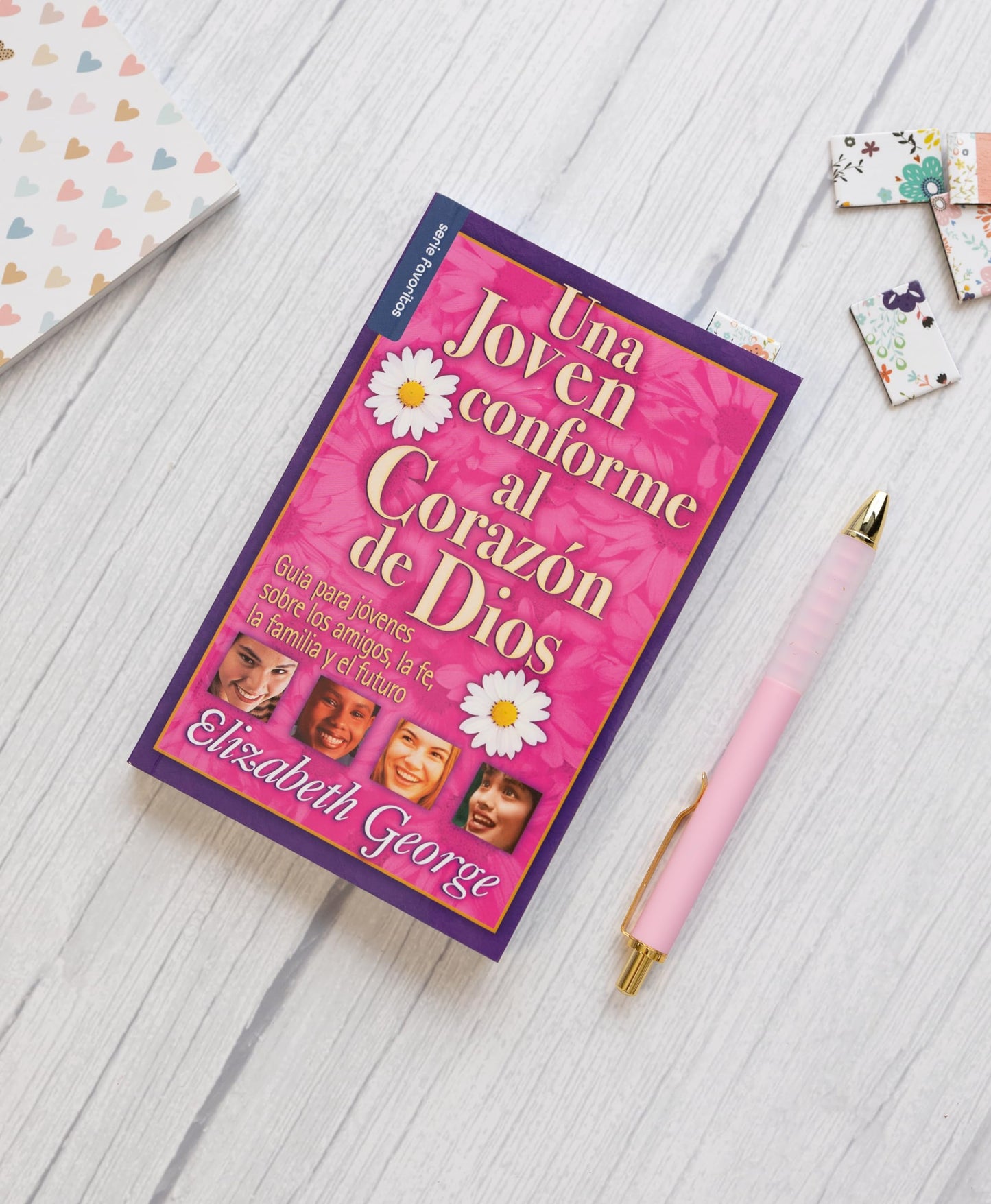 Joven conforme al corazón de Dios: Guía Para Jovenes Sobre Los Amigos, La Fe, La Familia Y El Futuro.