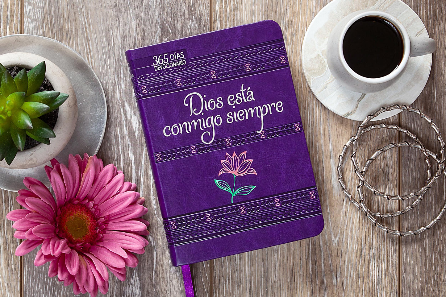 Dios Está Conmigo Siempre: 365 Días Devocionario