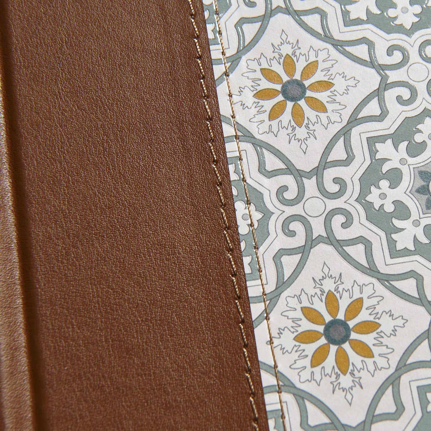 NVI Biblia de Apuntes, azulejos color salvia, símil piel | NVI NoteTaking Bible, Tan/sage, LeatherTouch